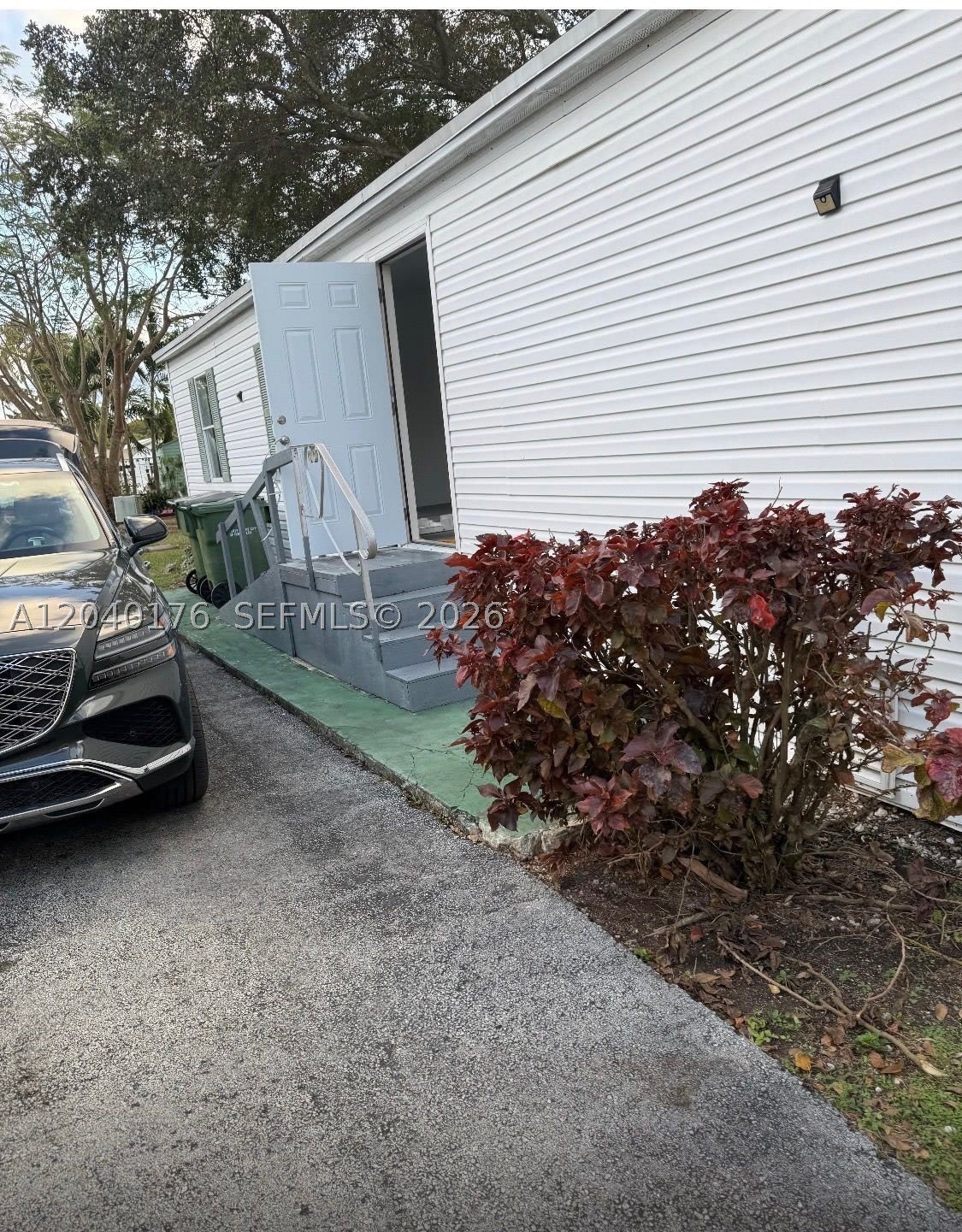 100 NE 6th Ave – photo 2