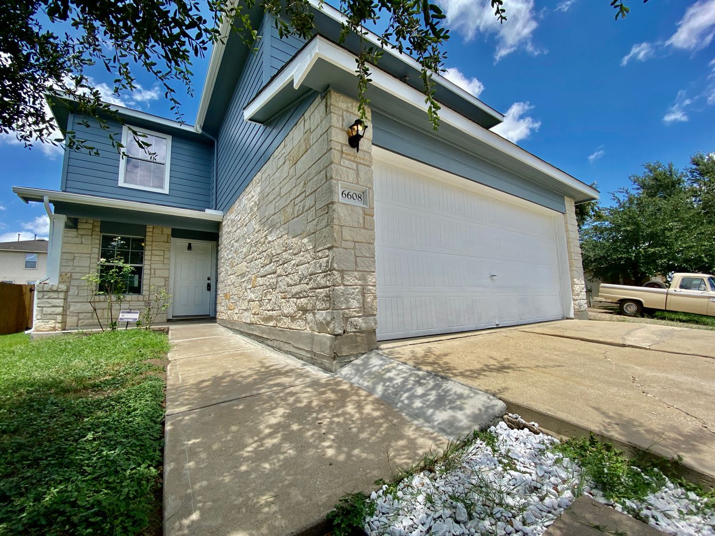4 Bedroom, 3 Bathroom in Del Valle!! – photo 2