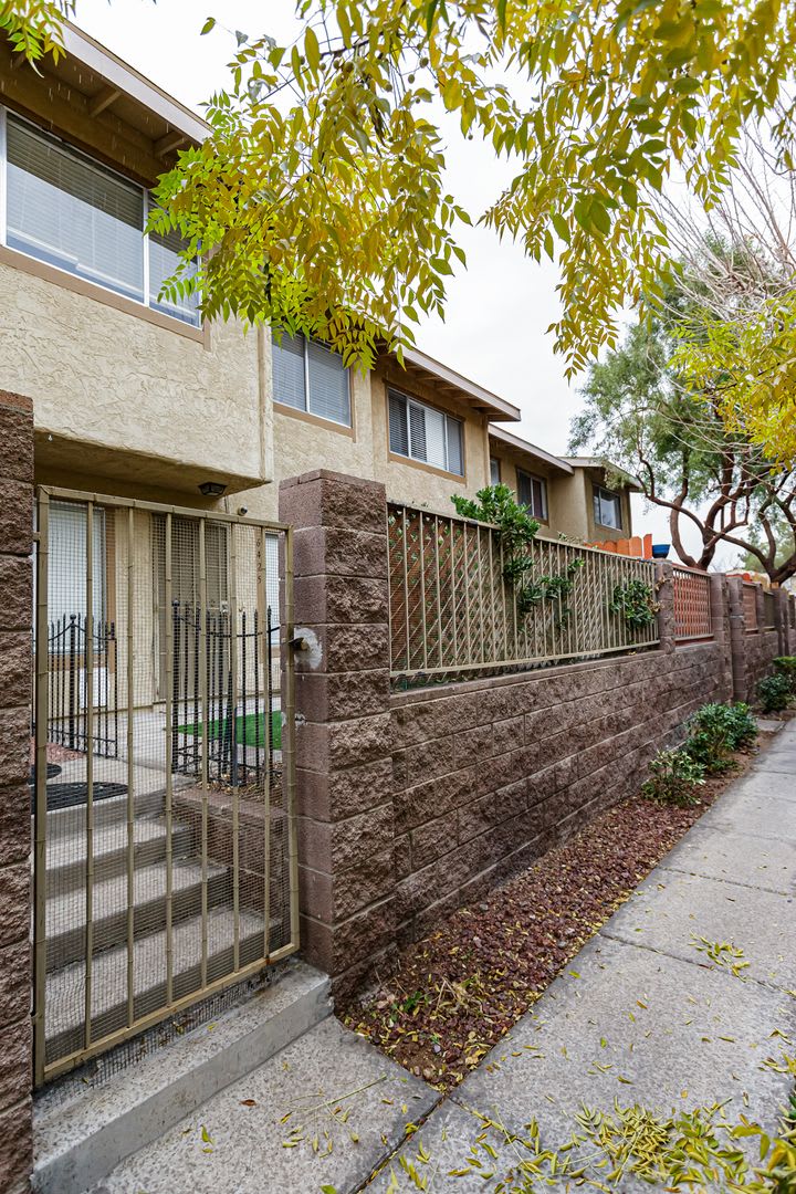 Beautiful townhome – photo 1