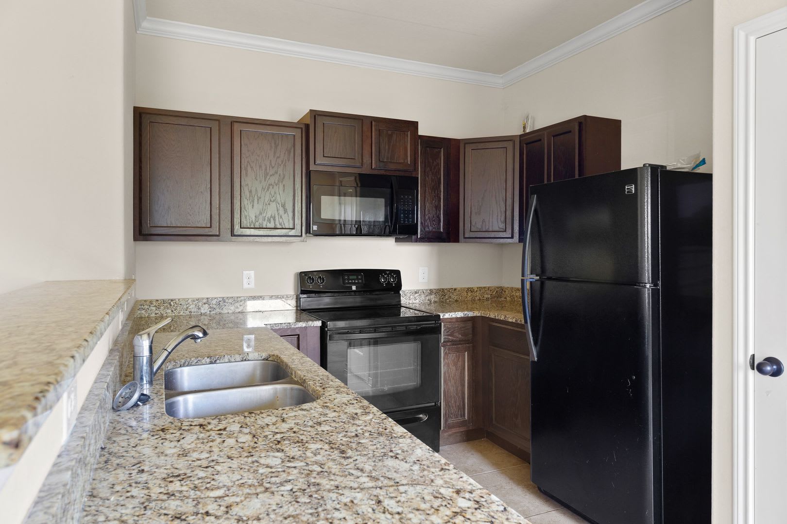 Beautiful 3 bedroom townhome located in Northeast San Antonio! – photo 2
