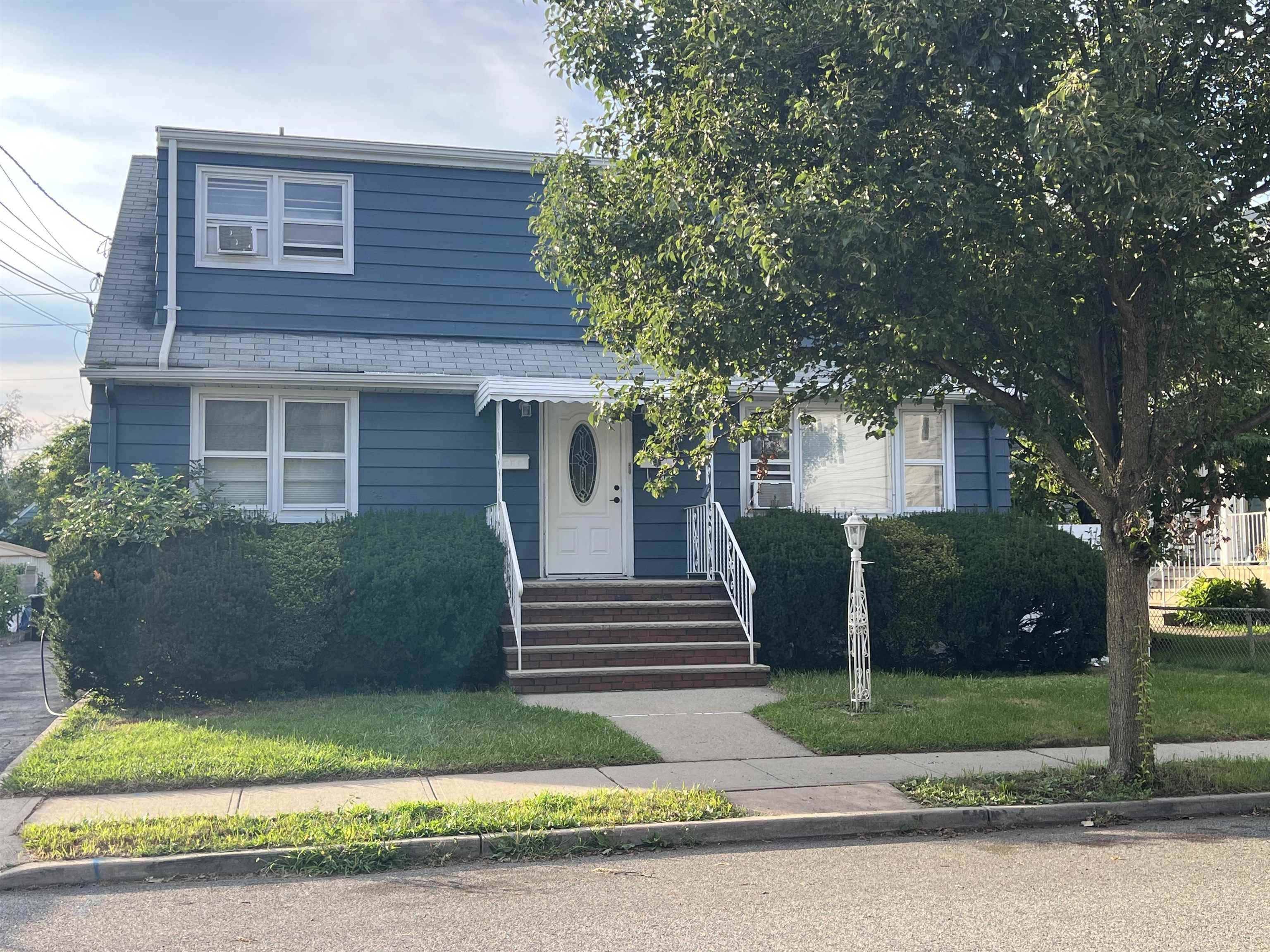 76 CAMPBELL AVE – photo 1