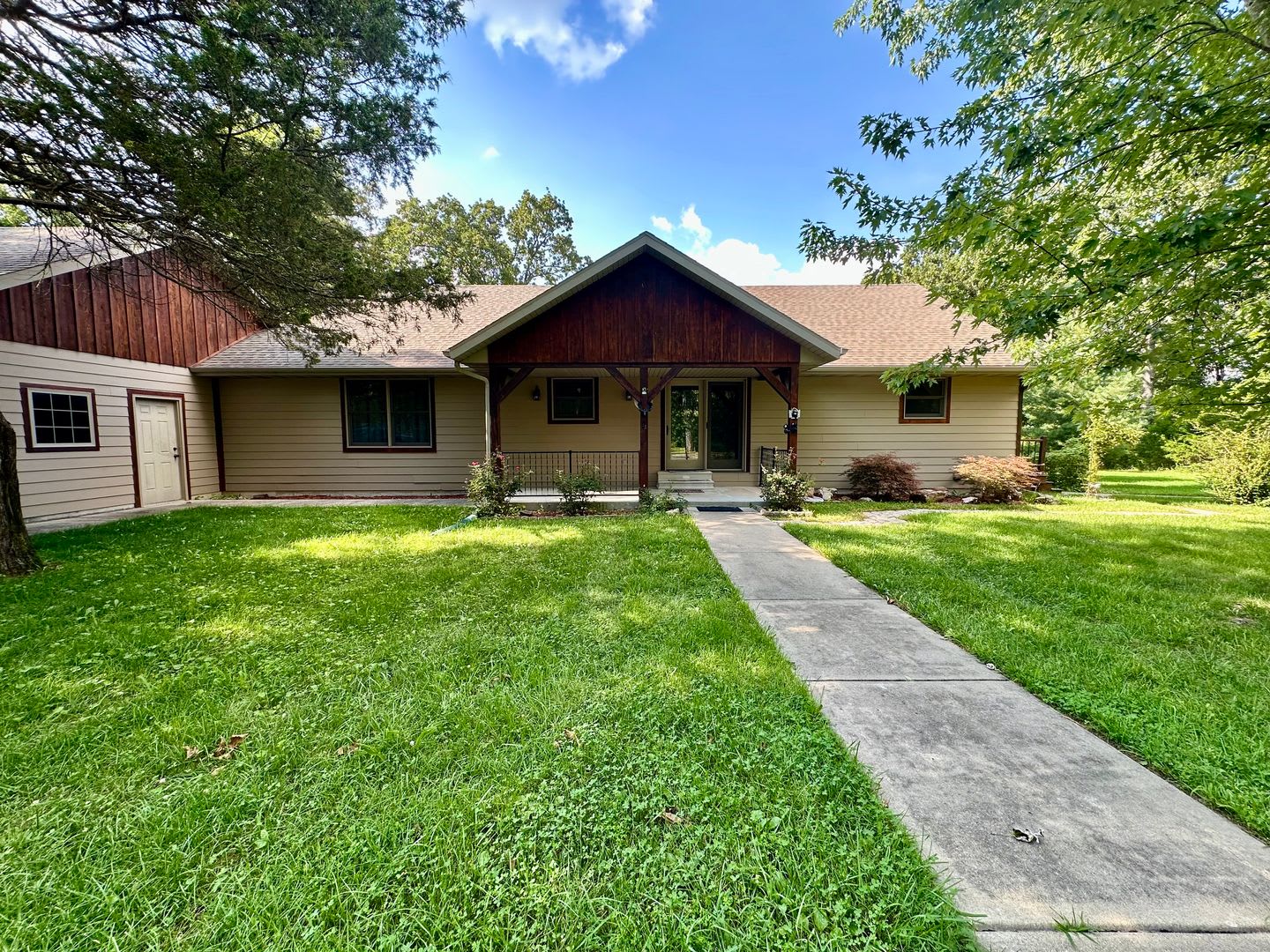 3 bed 2 bath Home in Fordland with 5 acres and a shop – photo 1