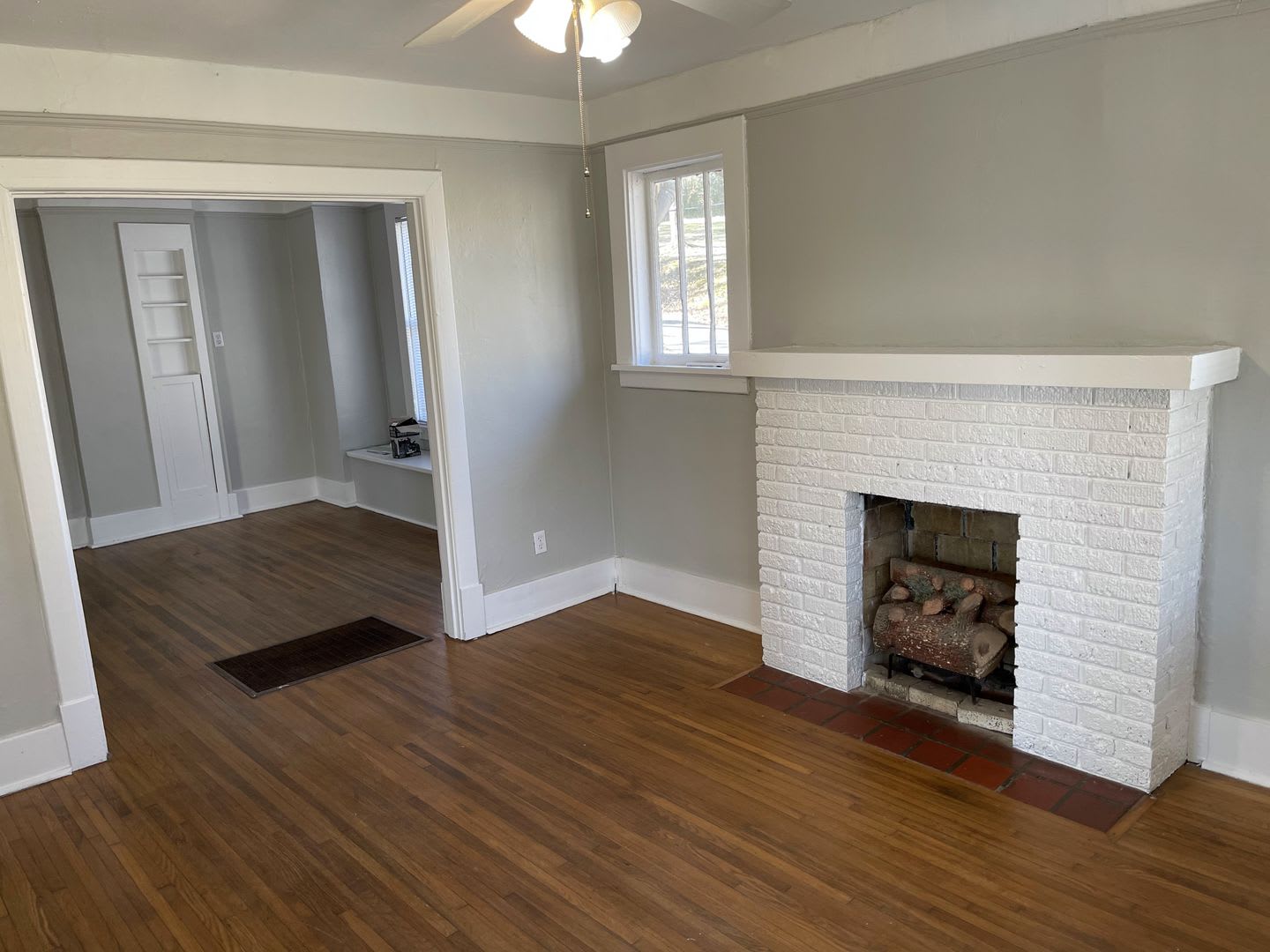 Adorable Hillcrest Bungalow with 3 bedrooms and 2 bathrooms. – photo 2