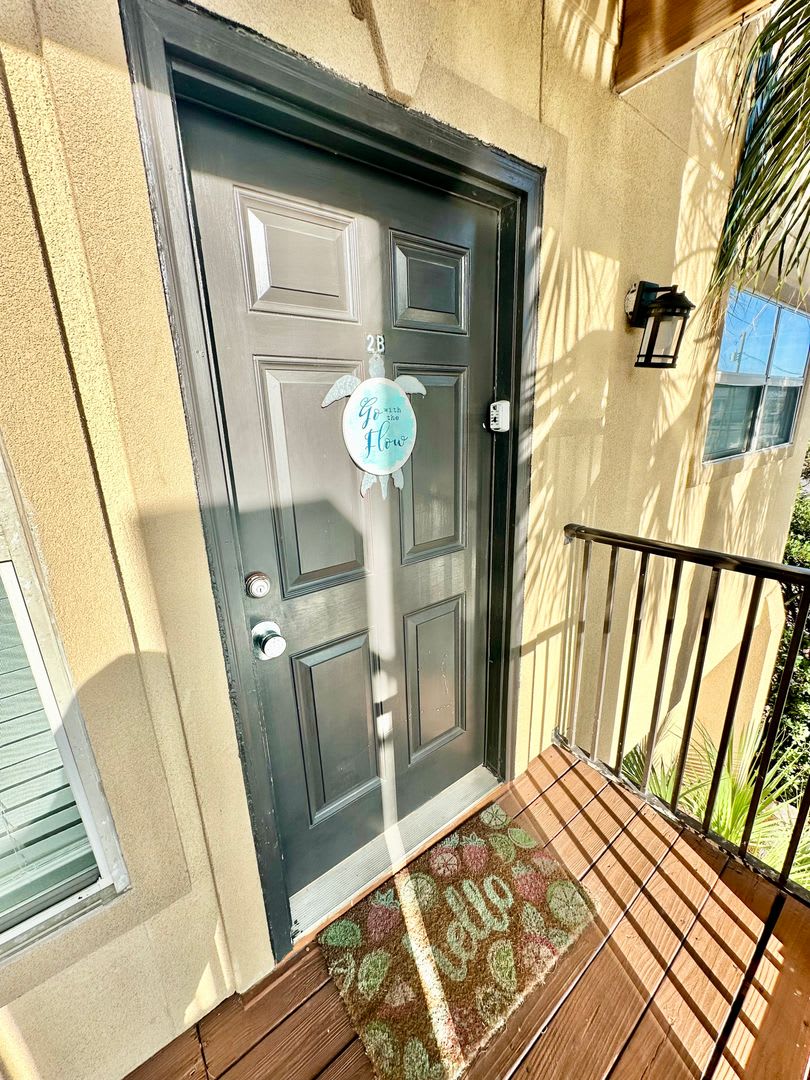 Furnished 2 bedroom condo 1 block from the beach w/ community pool! – photo 3