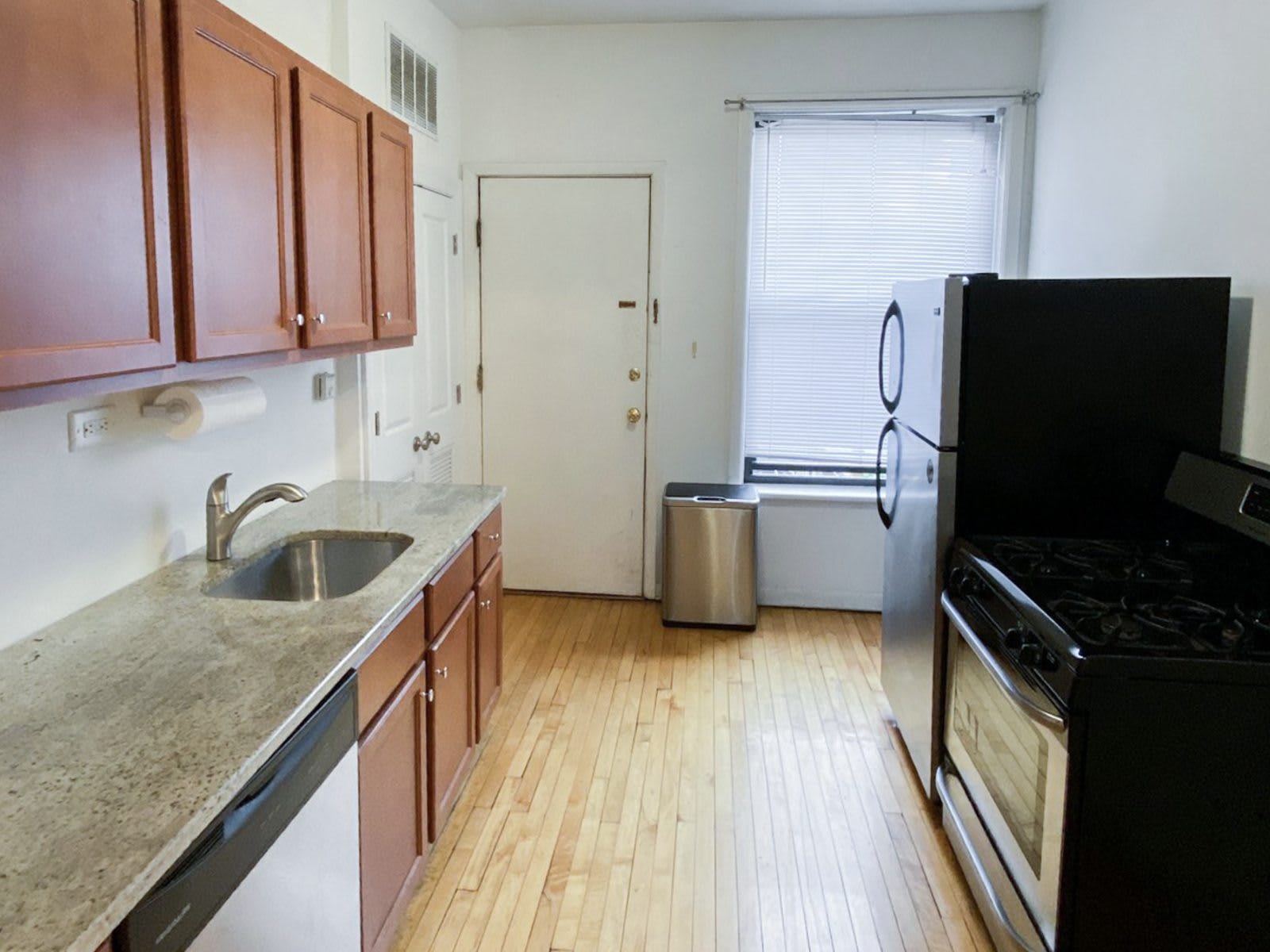 1509 West Barry Avenue – photo 2