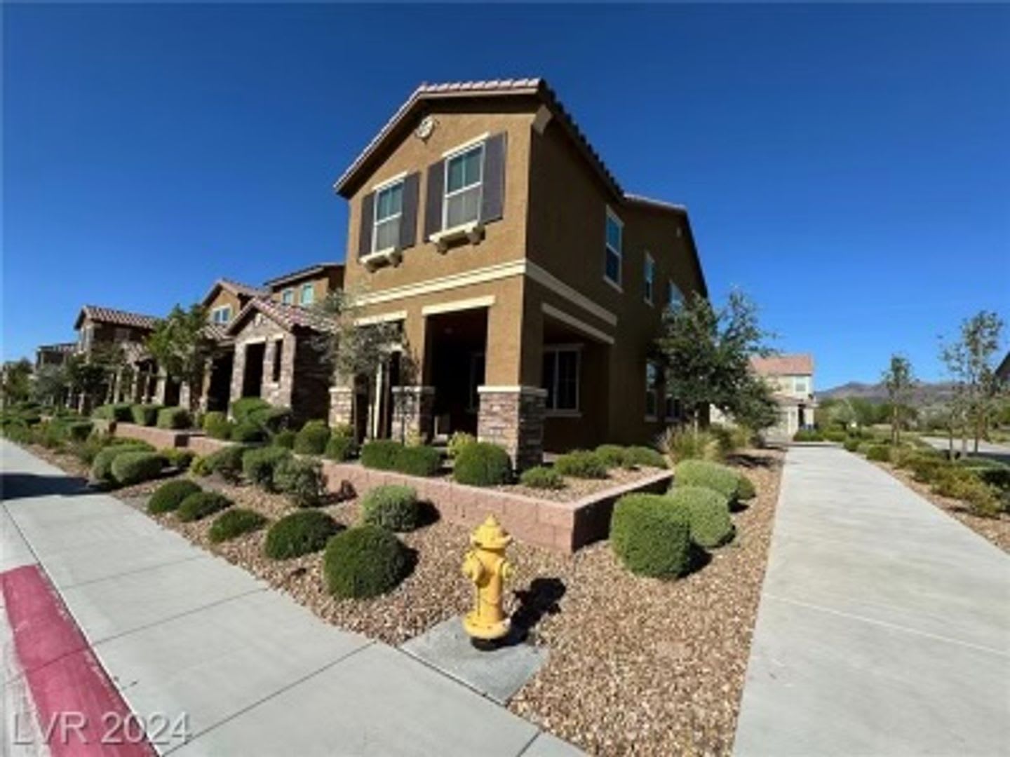 Modern 3-Bedroom Townhome with Open Living & Prime Henderson Location – photo 4