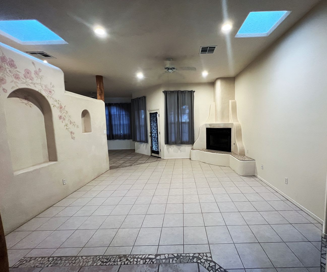 Beautiful 3 Bed 2 Bathroom home with Large Backyard – photo 2