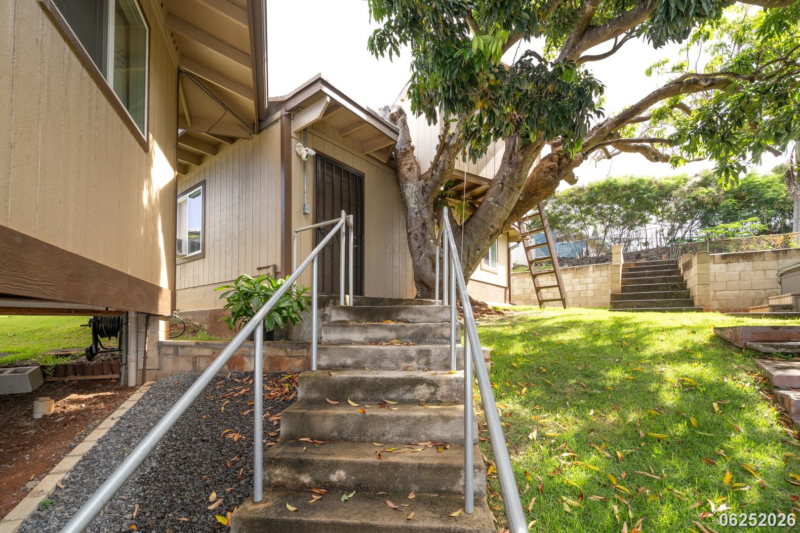 Like New breezy Studio/1BA detached cottage in a single family dwelling in Aiea – photo 2