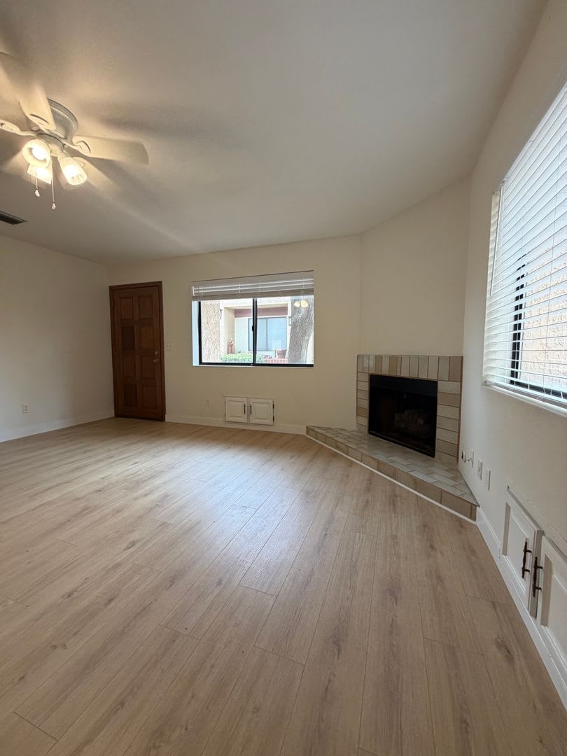 Stunning Midtown 2 Bedroom 2 Bath Townhome in Gated Community! – photo 4