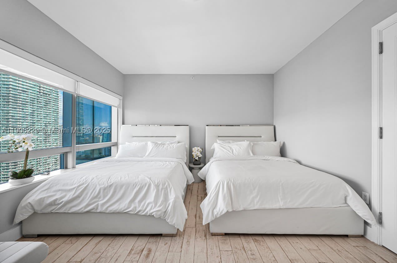 1435 Brickell Ave – photo 3