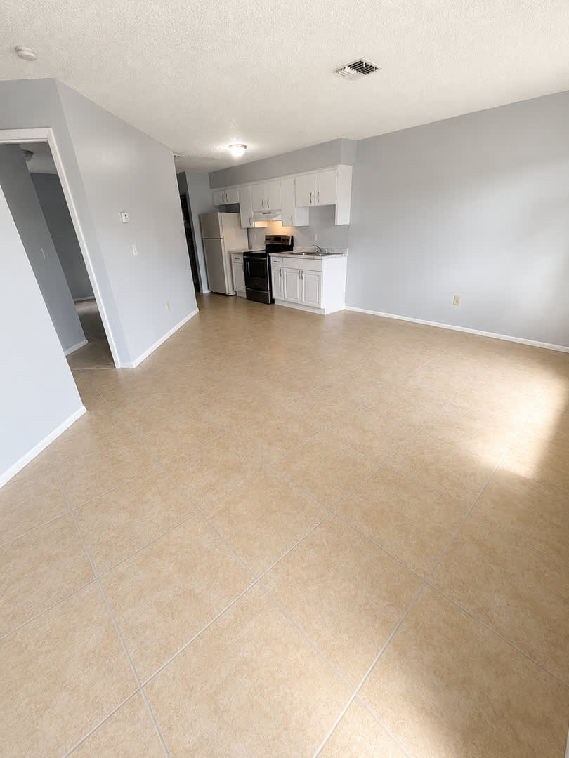 Spacious 2BR/1BA Duplex in Central Lakeland – Tile Floors Throughout! – photo 3