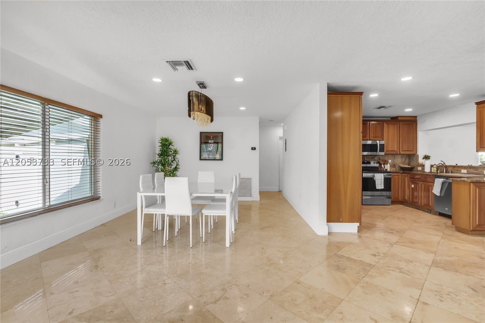 2424 NE 18th Ave – photo 2