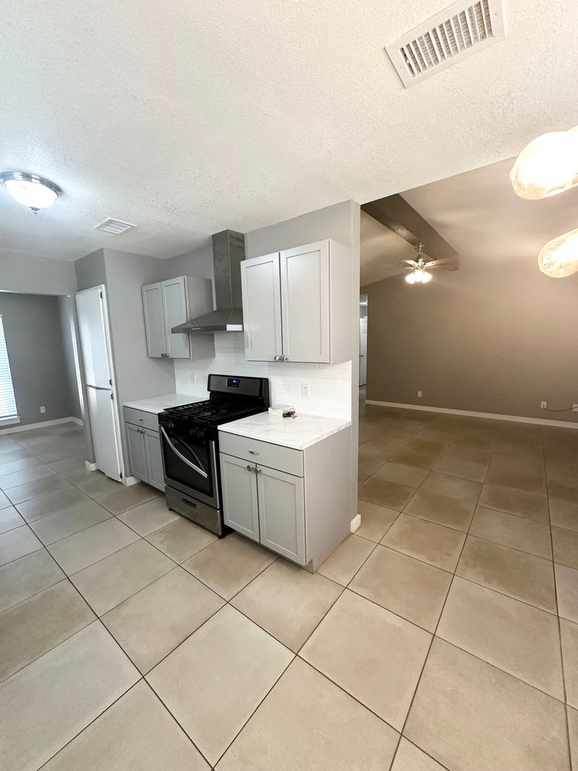 Fully Remodeled 3 Bedroom House For Rent! – photo 5
