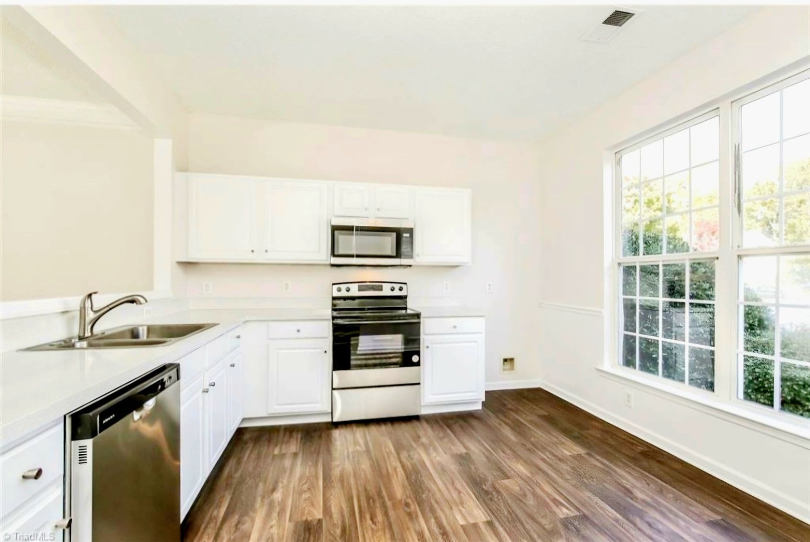 Charming 3BR Townhome in Jamestown – photo 5