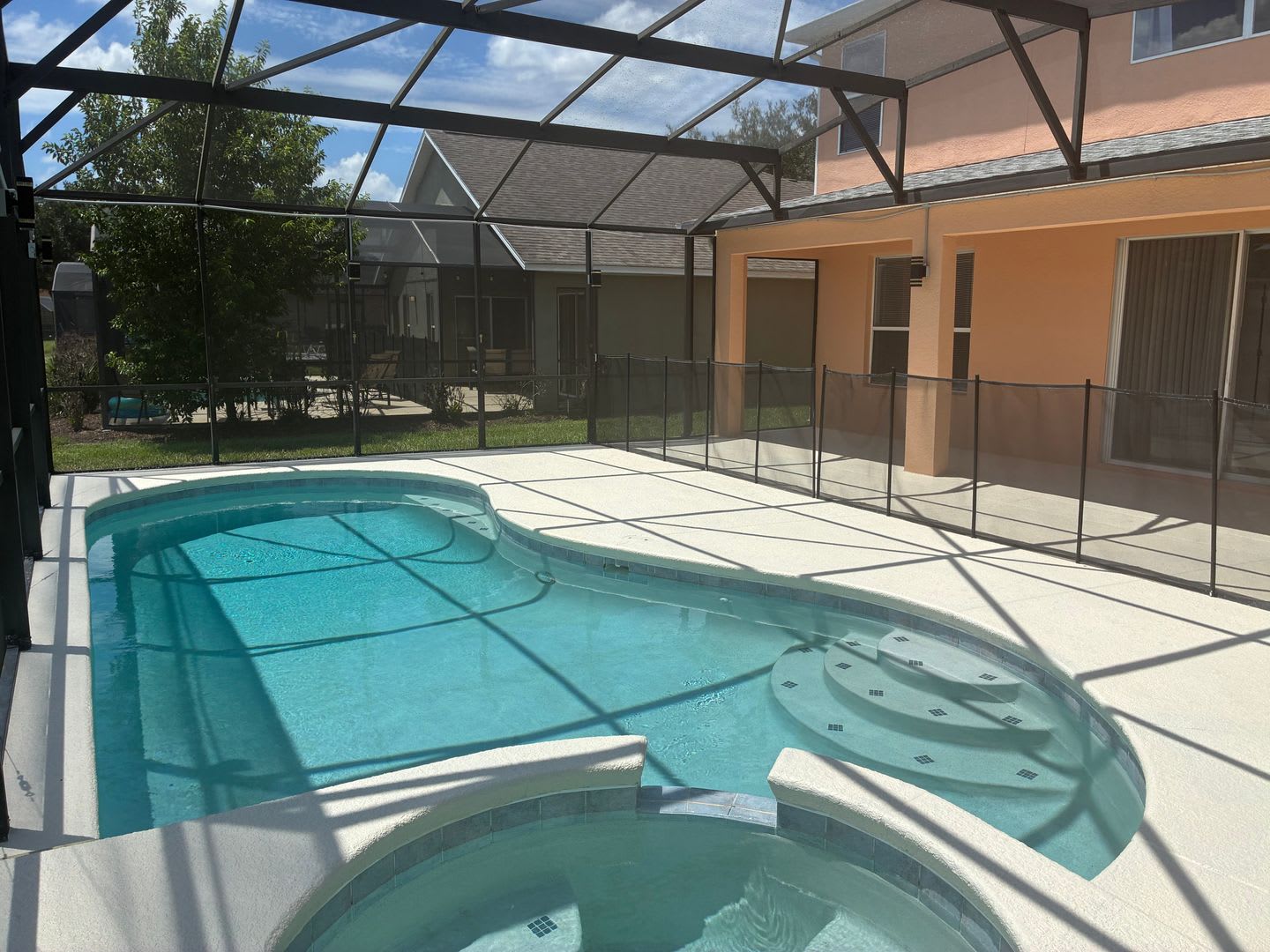 Beautiful Pool Home in Emerald Island – Premium Amenities Included! – photo 2