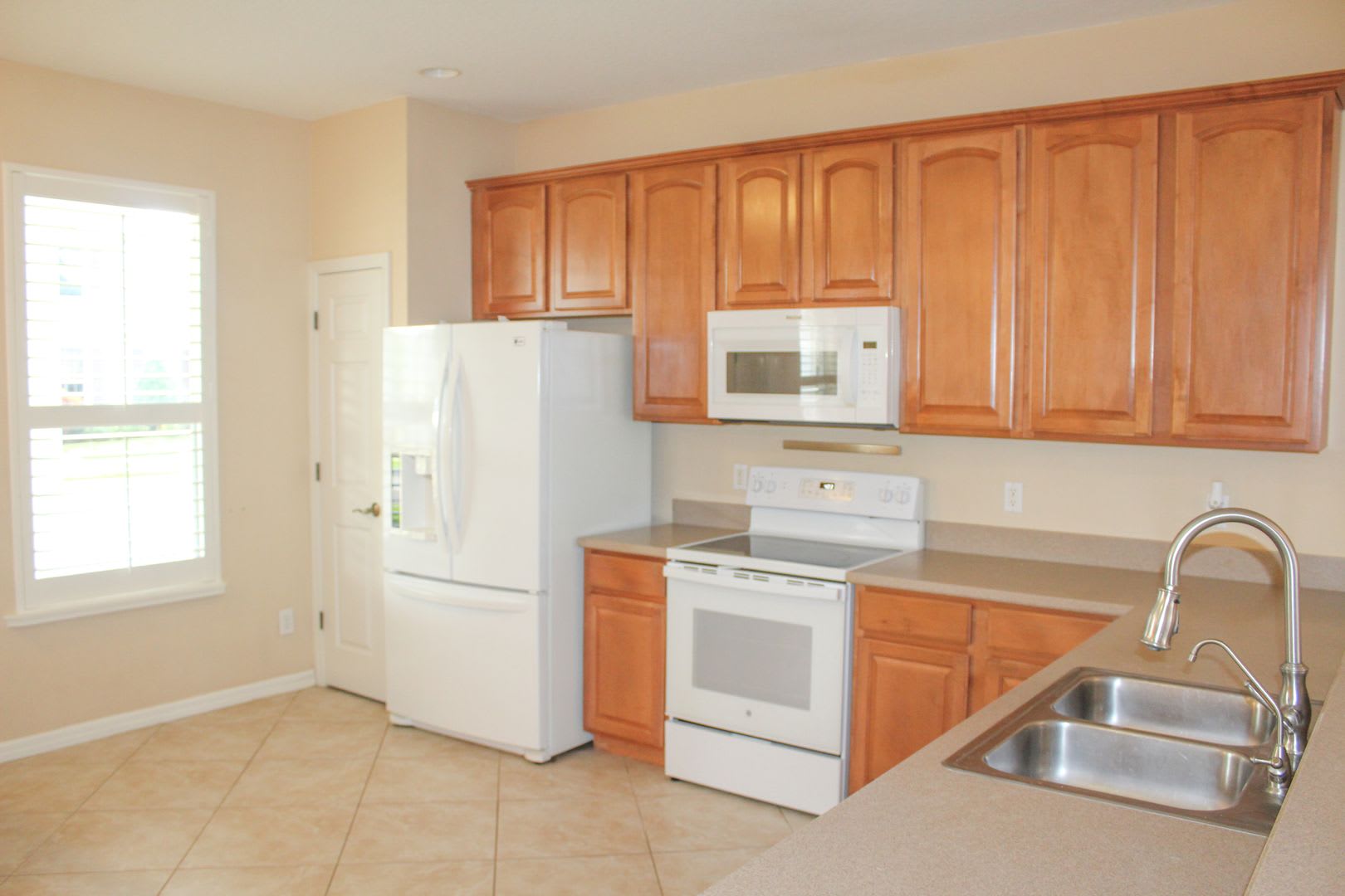 WATER & ELECTRICITY-INCLUDED IN RENT! MOVE IN END OF AUGUST! FANTASTIC 3x2.5 WITH 2 CAR GARAGE!! – photo 5