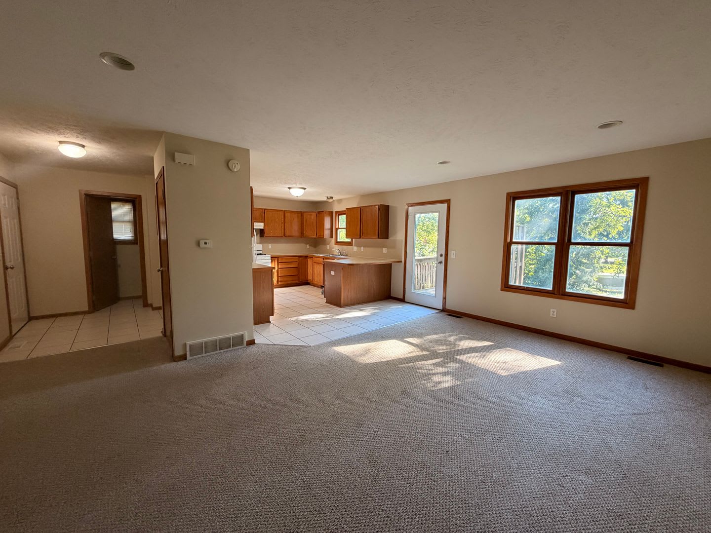 Charming 3 Bedroom – photo 2