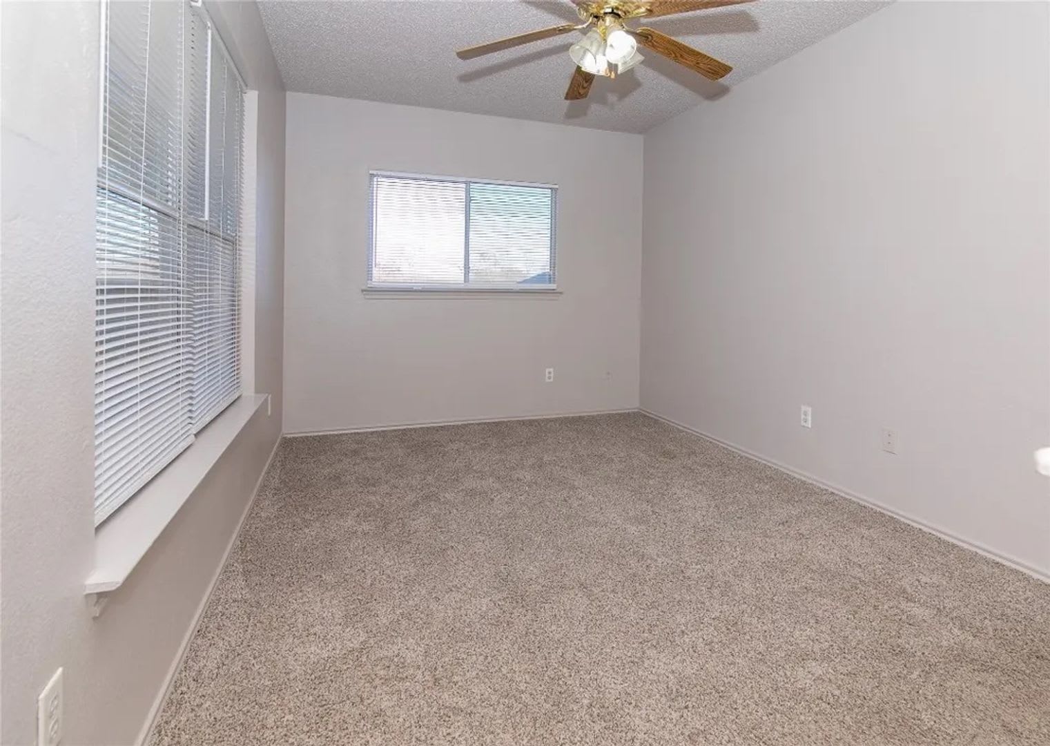 Room in 5 Bedroom Home at Heyerdahl Dr – photo 3