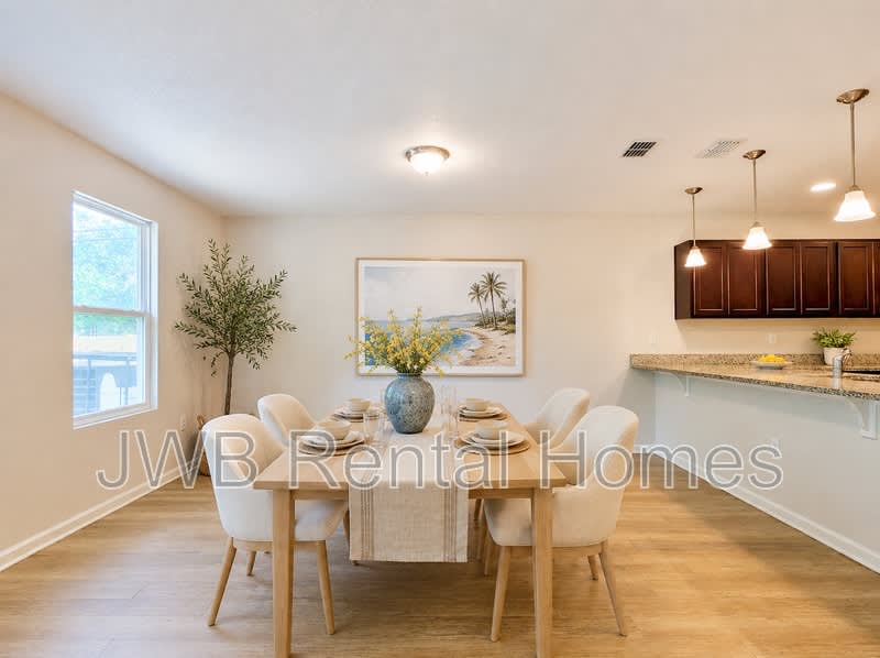 702 James St – photo 4