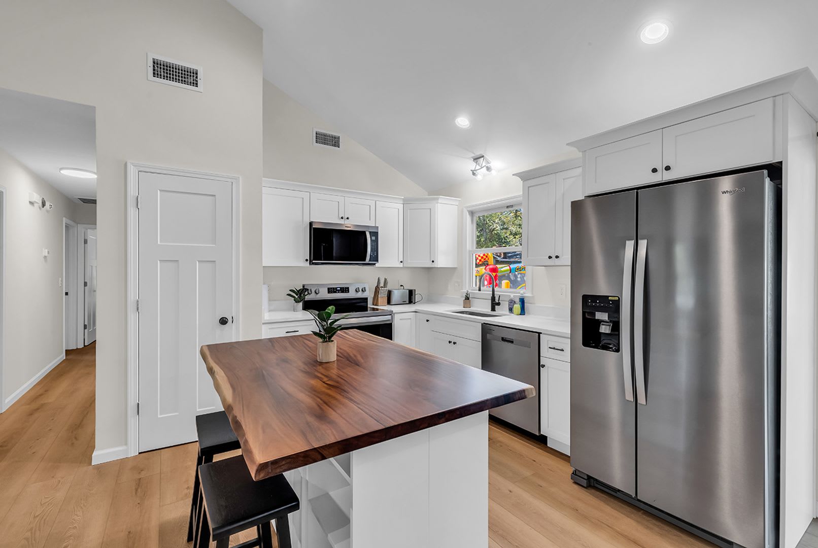 Fully upgraded, Pet-Friendly, Three Bedroom Furnished Home is Now Available in NMB! – photo 4