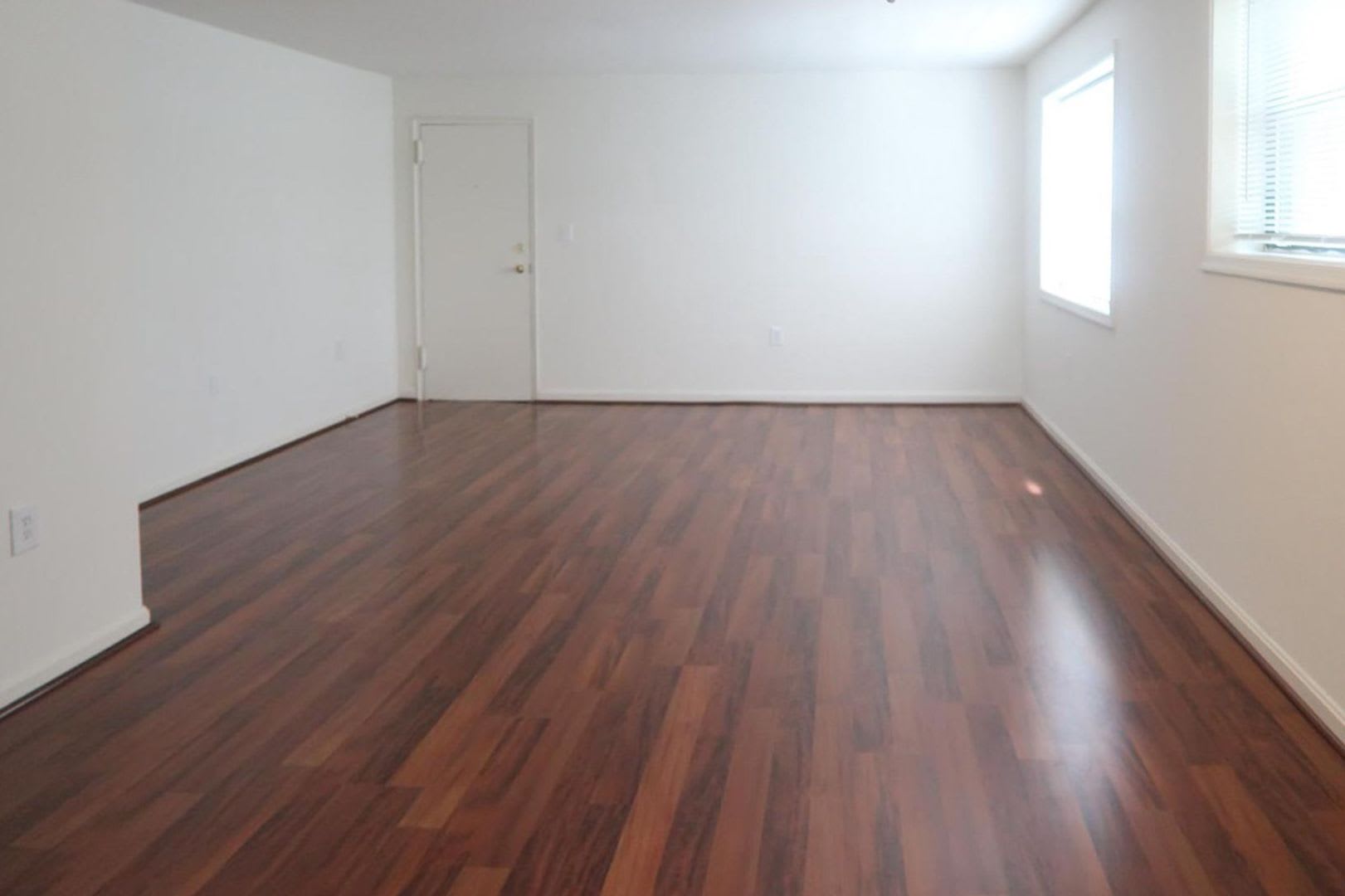 Modern Two Bedroom + Den Condo! Minutes to Congress Heights Metro! – photo 5