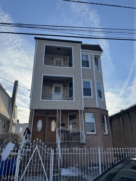 590 Hawthorne Ave – photo 1