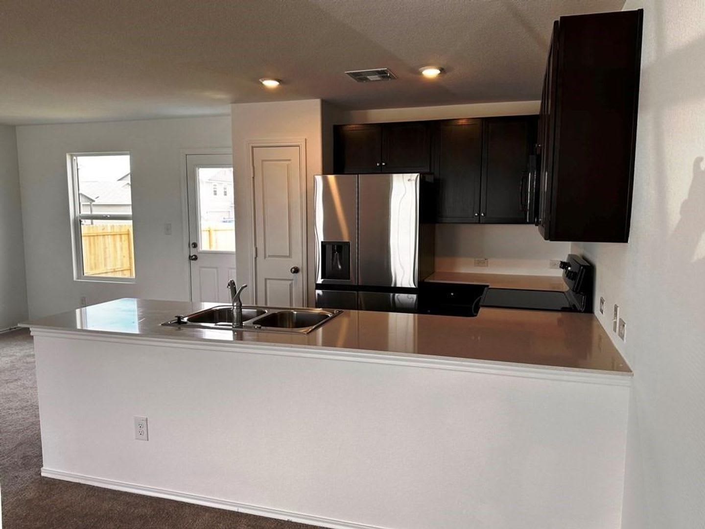 Great 2 story, 3 bedroom, 2.5 bathroom home available in Rancho del Cielo subdivision! – photo 5