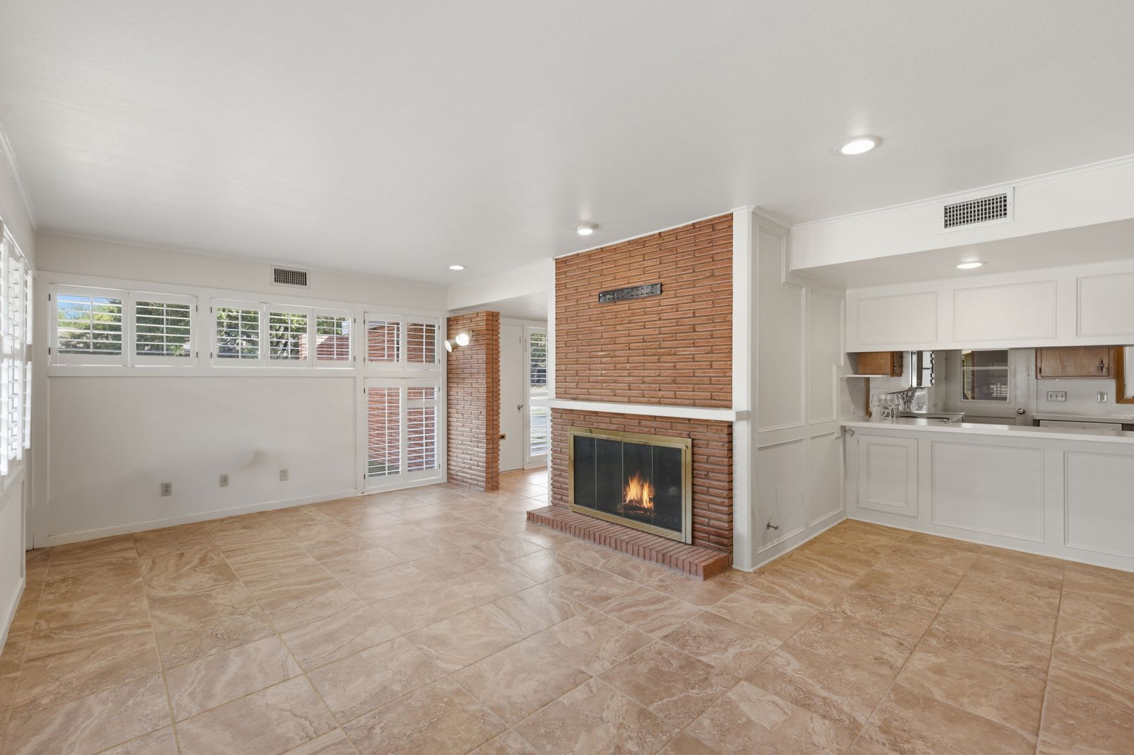 AVAILABLE NOW! Charming Mid-Century Gem Near TAMU — 3 Bed/2 Bath in Bryan – photo 3