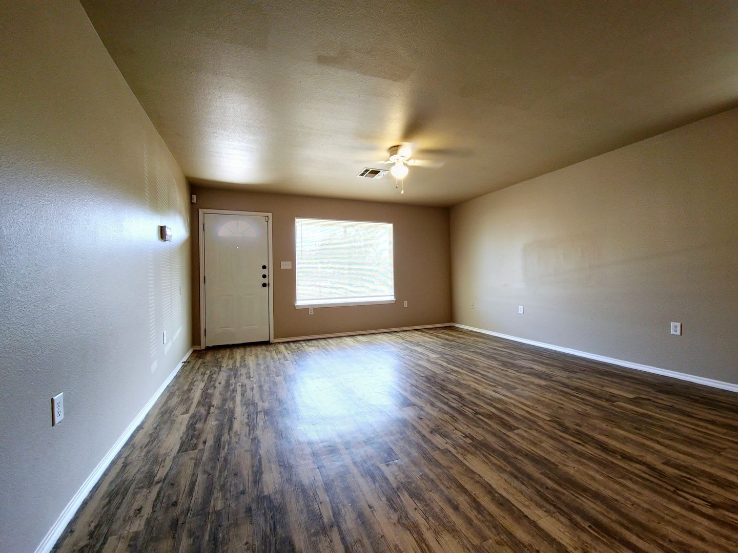 Cozy 3-Bedroom, 2-Bathroom Home with Garage in East Lubbock – photo 4