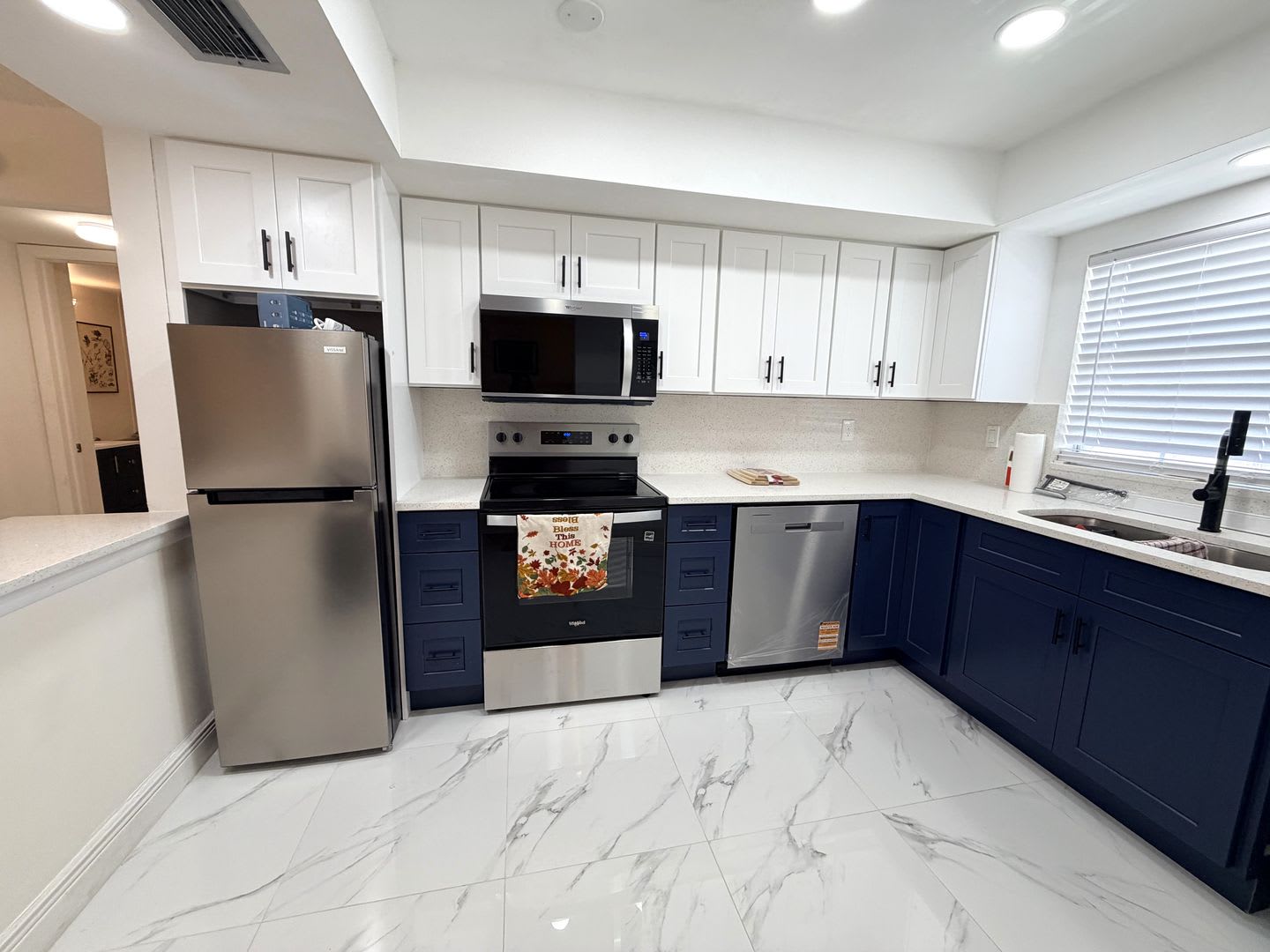 2/2 STUNNING SEASONAL RENTAL IN SUNNY N. FT. MYERS, FL – photo 3