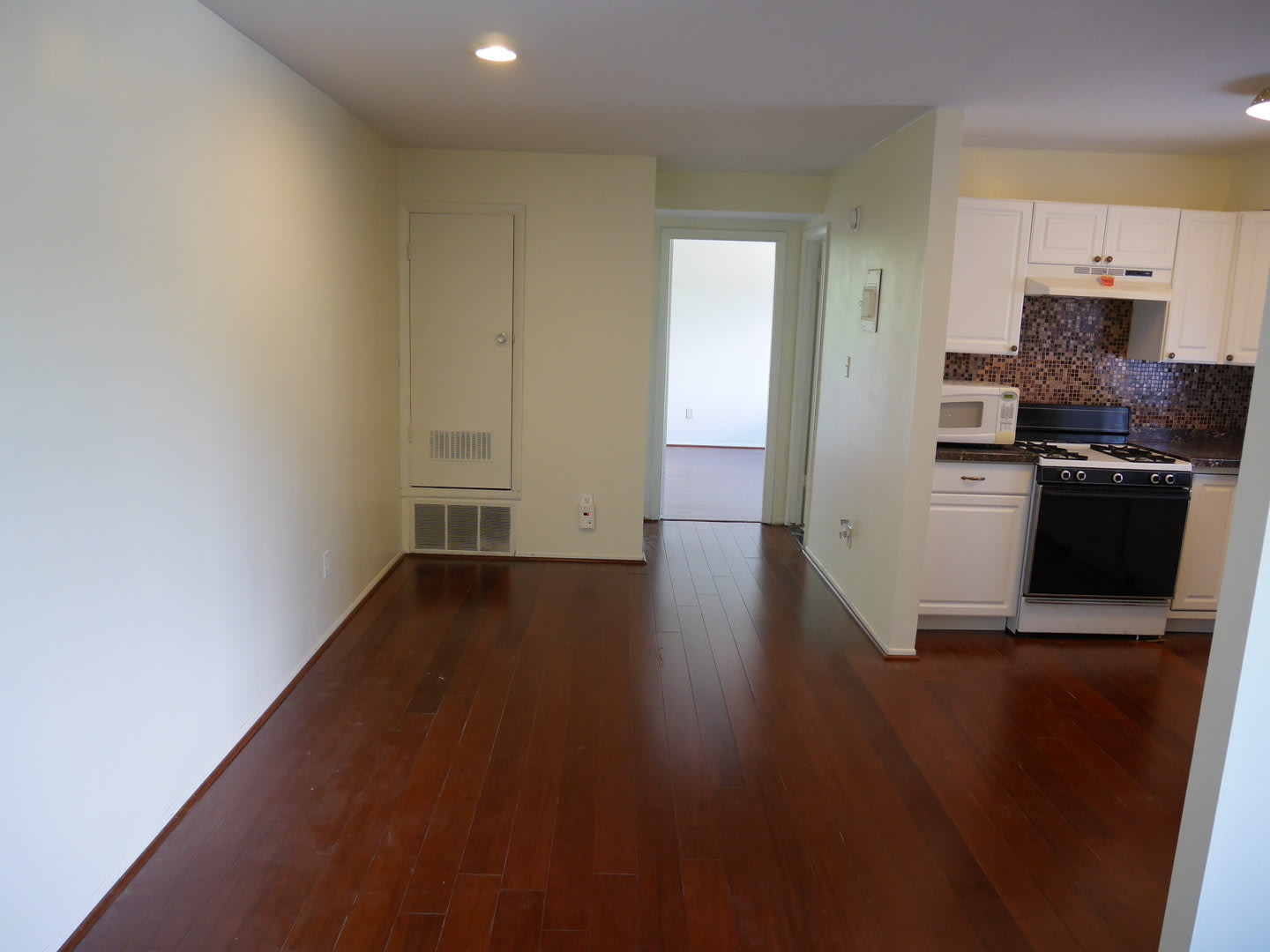 One Bedroom Condo located in Gardens At Owings Mills! – photo 2