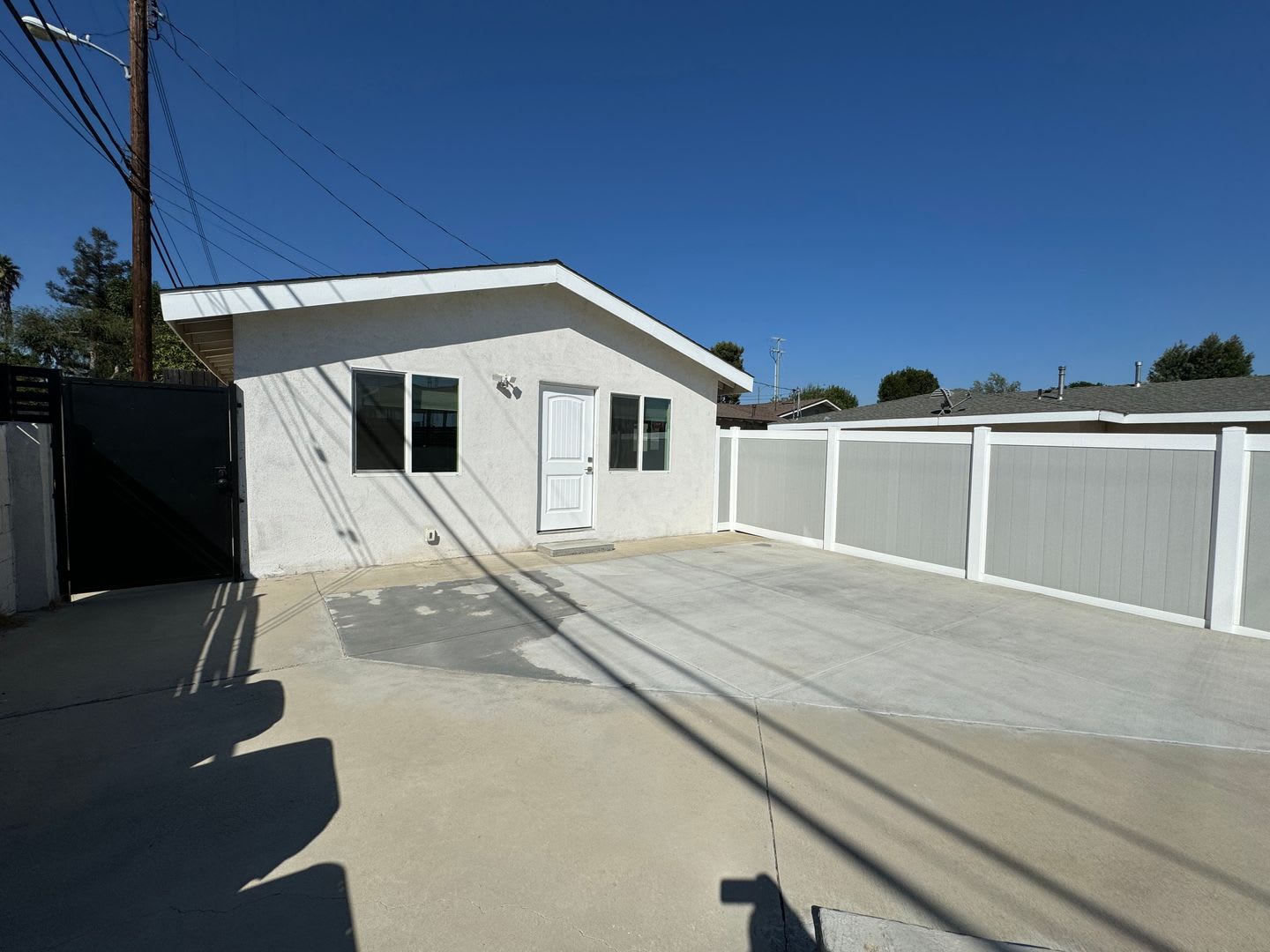 All New 1 bedroom 1 bath ADU with a Private Yard Ready to move in – photo 2