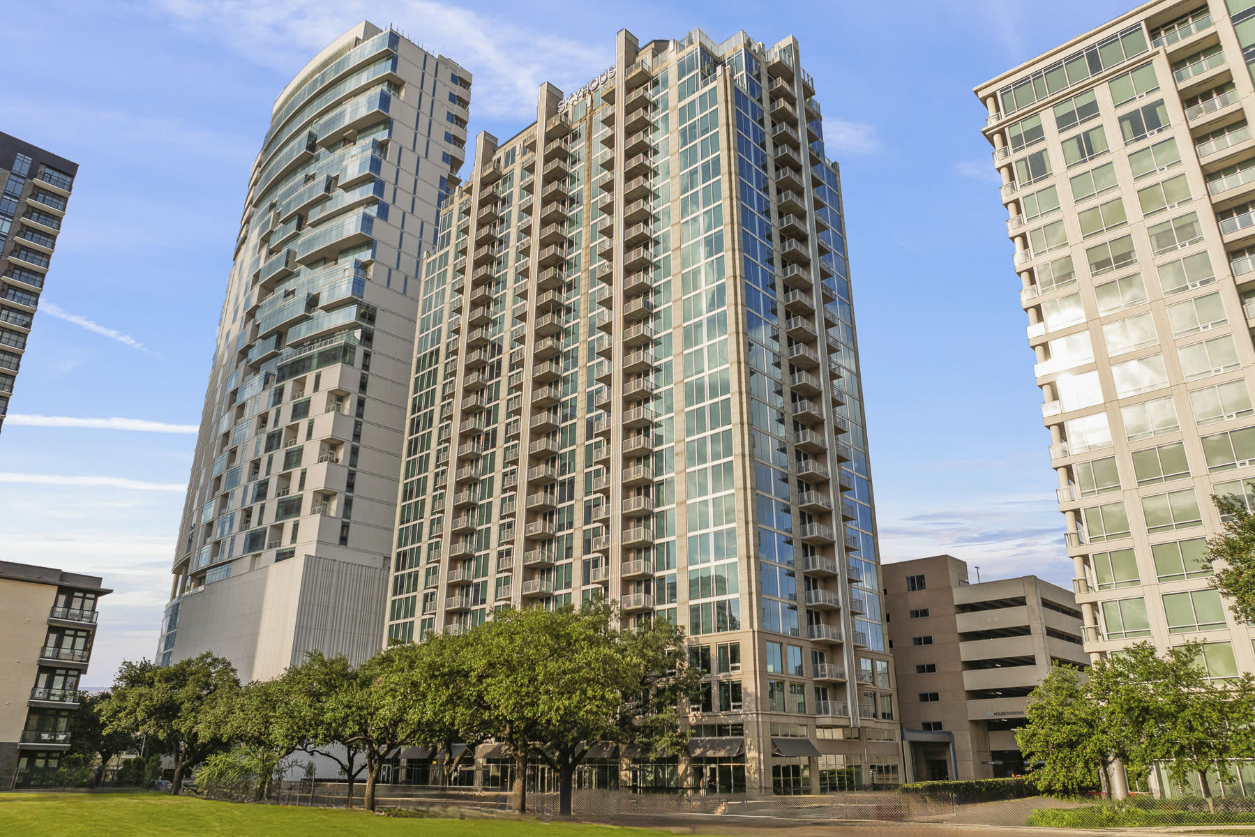 SkyHouse River Oaks Apartments – photo 2