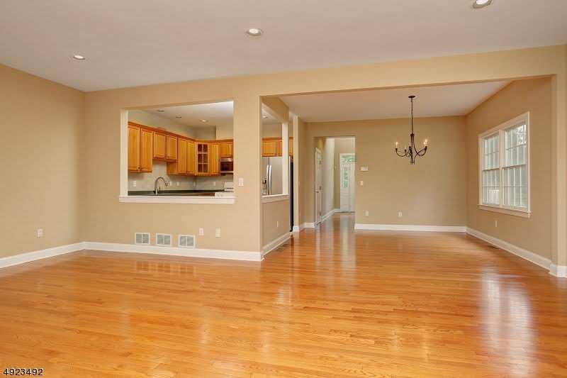215 Raymound Blvd – photo 4
