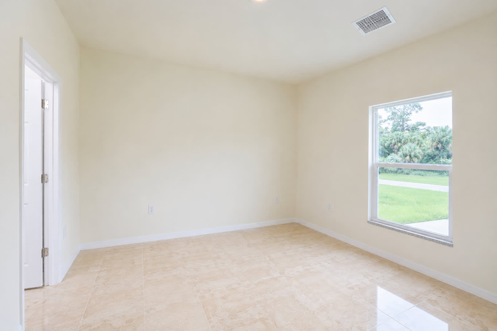MOVE IN READY 3 BEDROOM 2 BATH LIKE NEW – photo 2