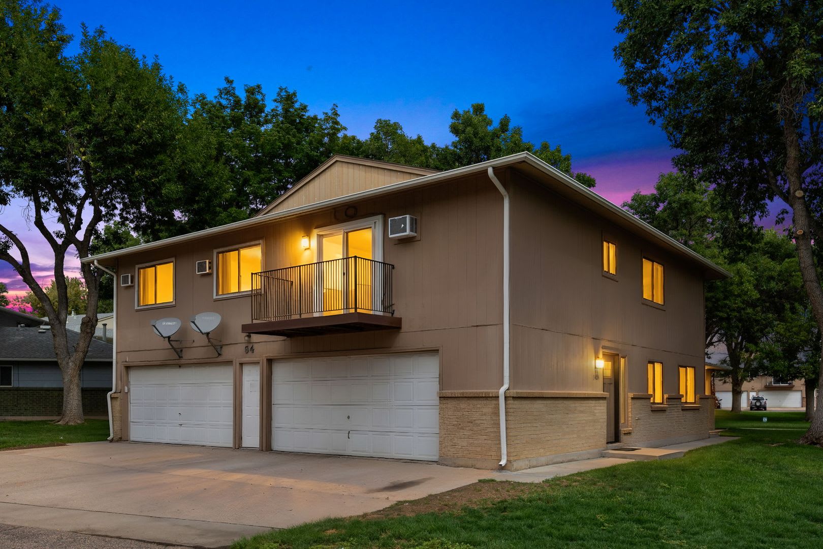 Charming 2BR Townhome w/ Attached Garage in Prime Lakewood Location! – photo 1