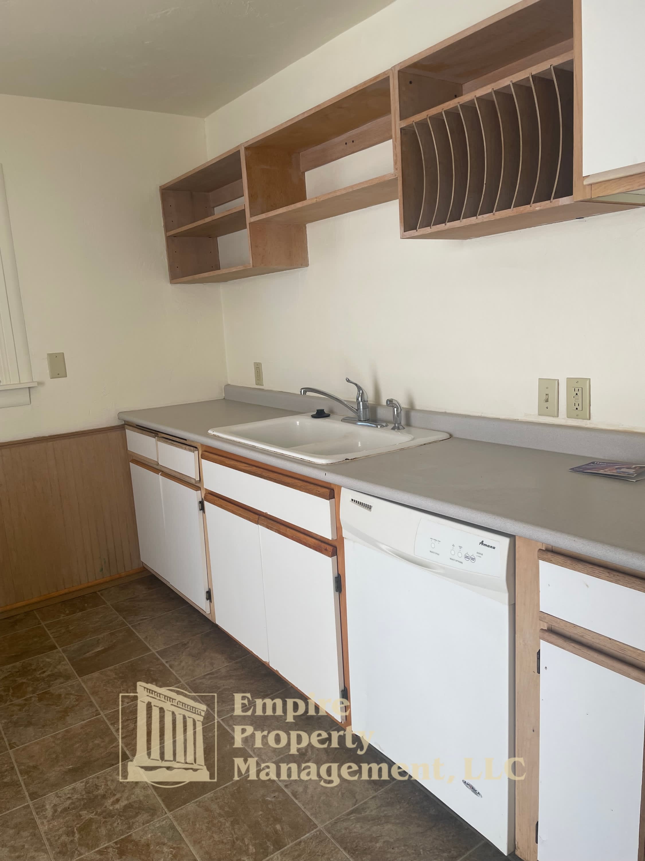 2025 Devos Street – photo 5