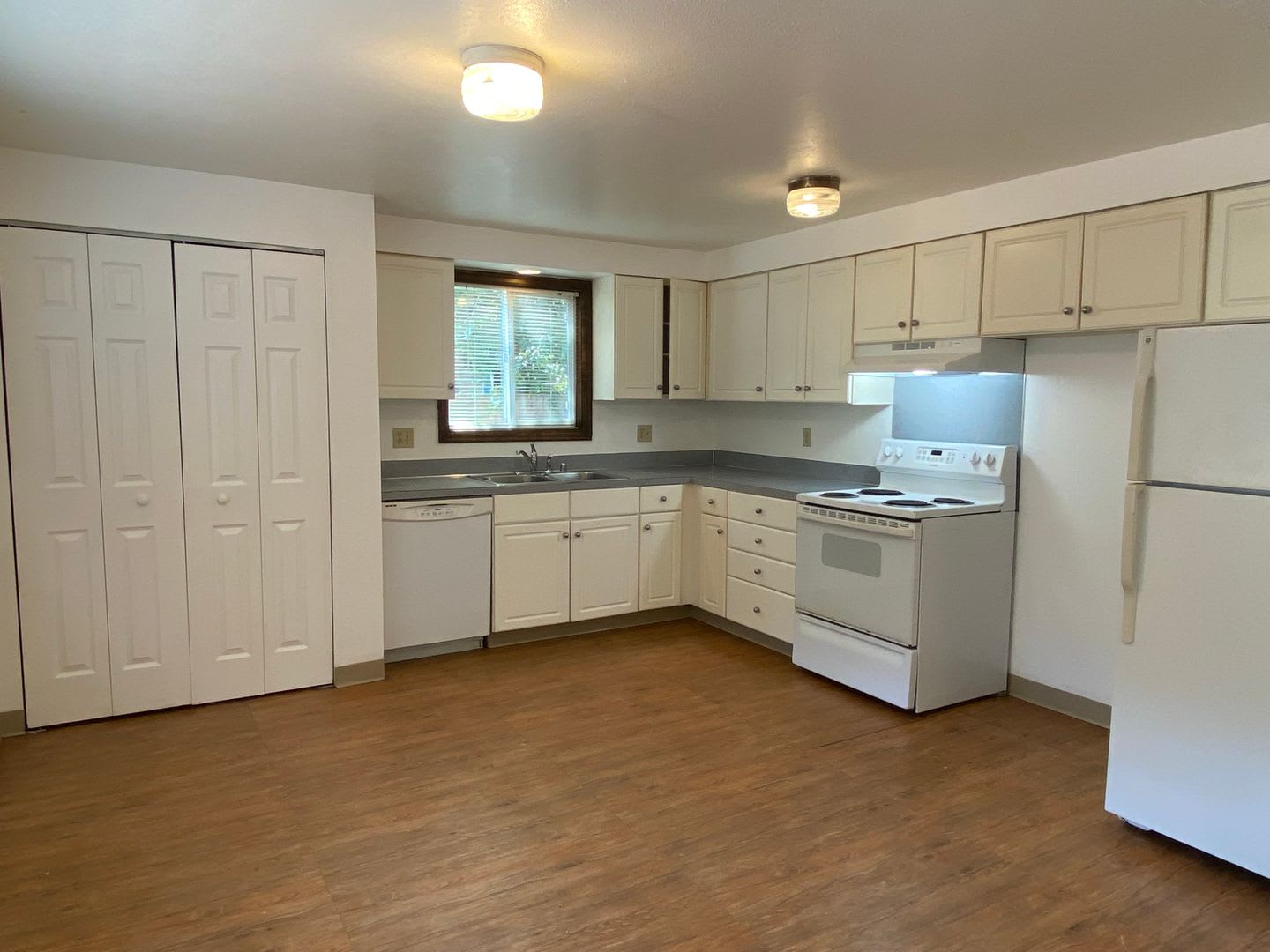 Four Bedroom Home Near Campus – photo 2