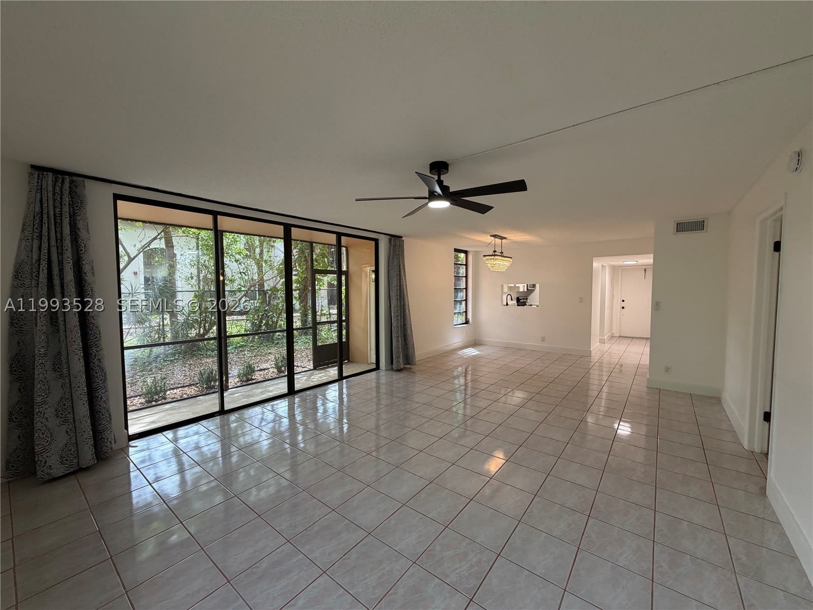 400 Commodore Dr – photo 2