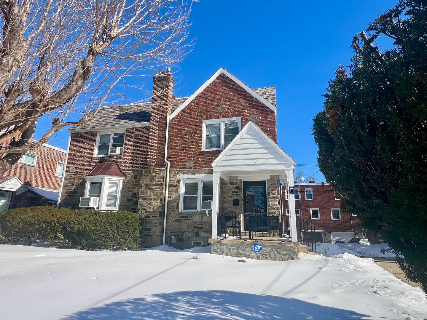 Stunning 3-Bed Twin Home in Lansdowne! Available May 1st! – photo 2