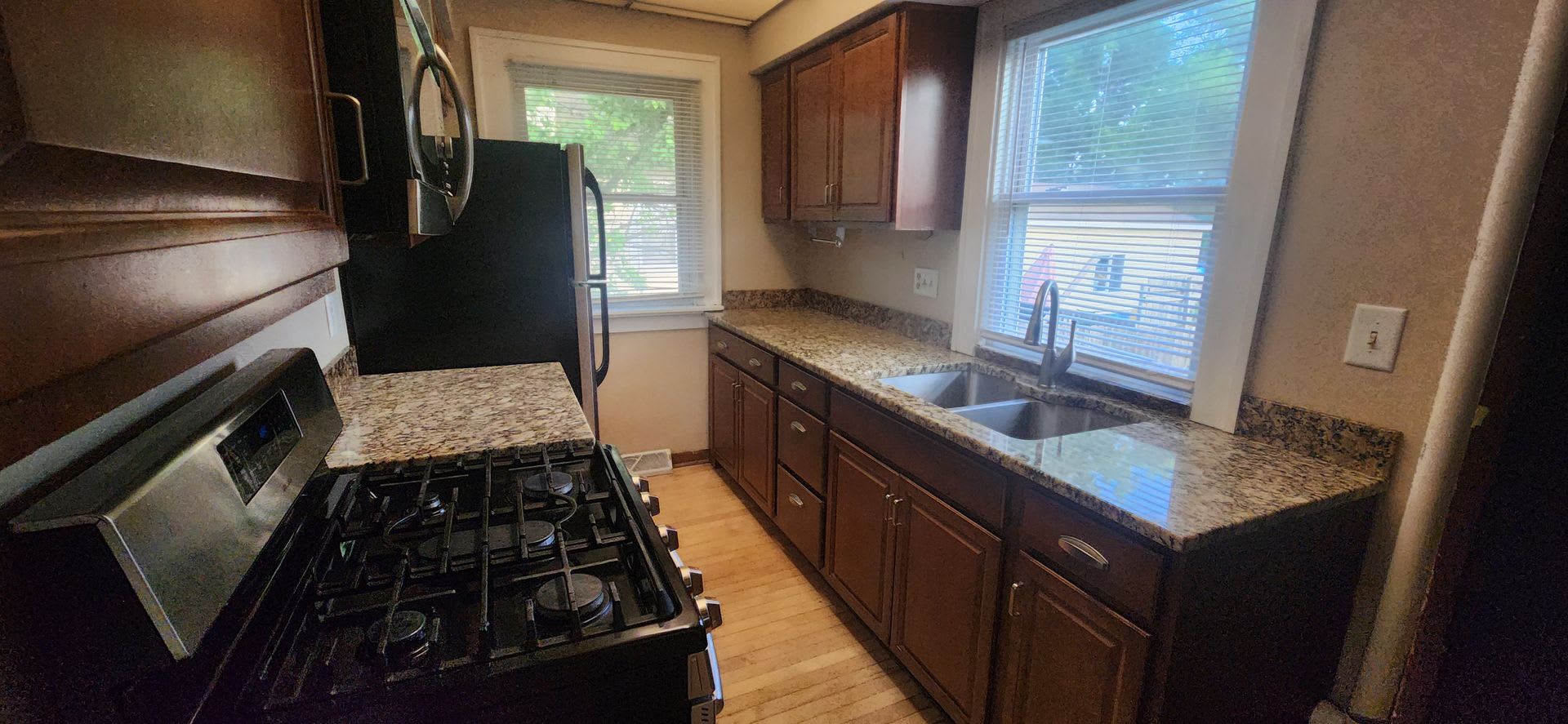 Fully fenced yard with stainless steel appliances including gas stove! – photo 3