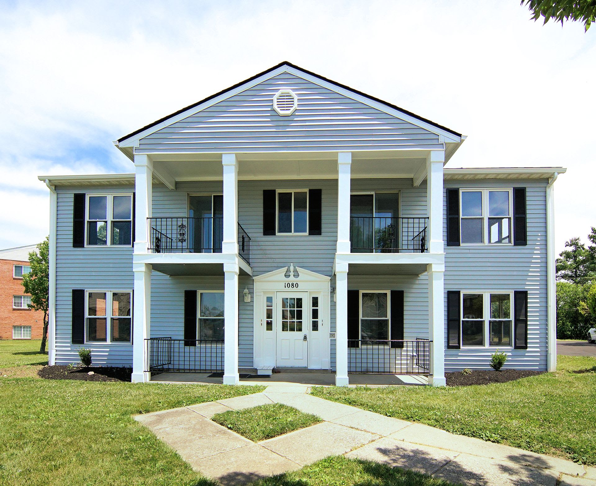 2 Bedroom, 1 Bathroom Apartment with Patio or Balcony at Parkridge Ct. – photo 2