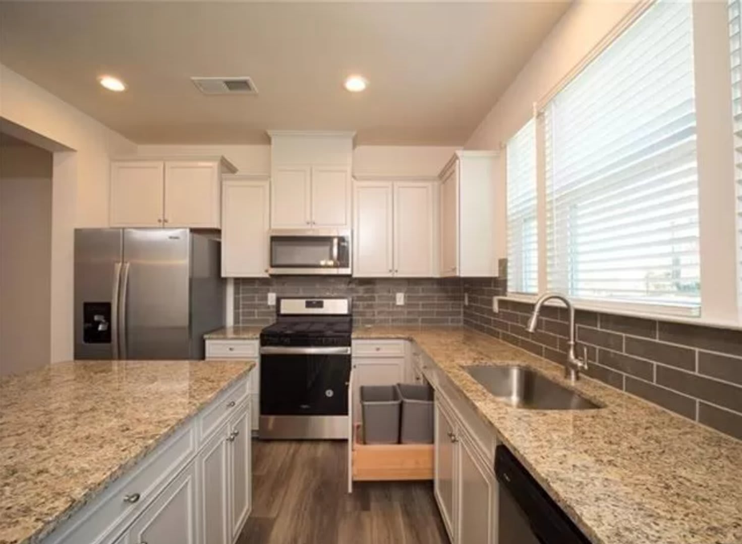 Coming Soon-Beautiful Townhouse in Berewick! – photo 4