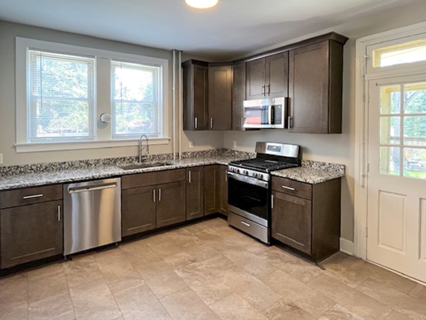 3 Bedroom 1.5 Bath Detached House, Yard, Parking in Springdale Neighborhood-York City SD – photo 2