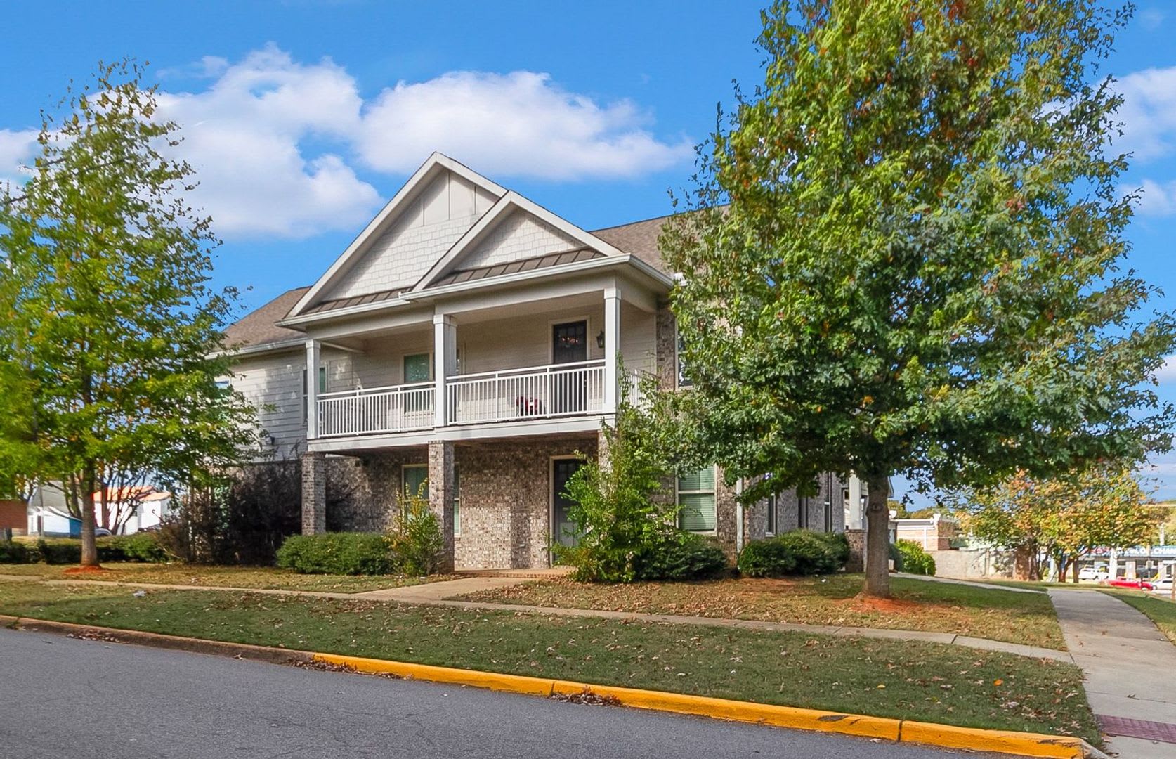 Spacious 3 Bedroom 3.5 Bath Available Fall 2026! Schedule your Tour and Apply today! – photo 4