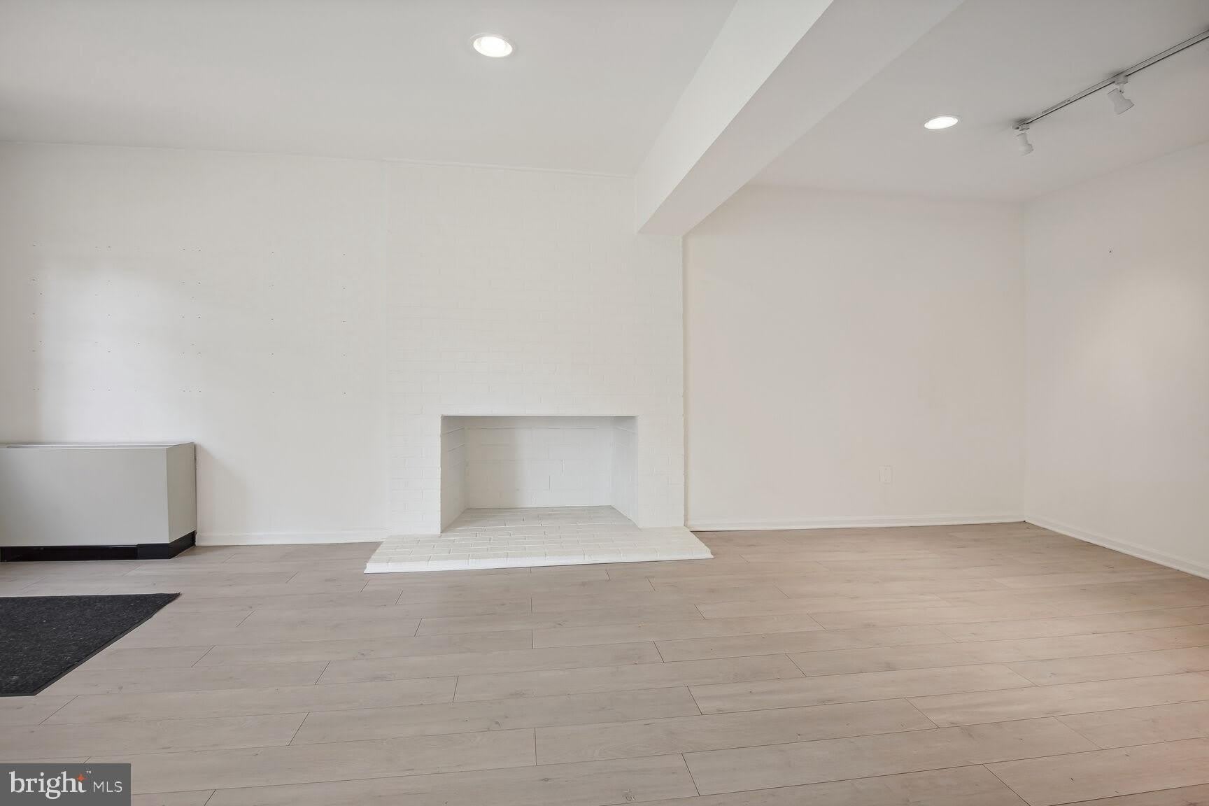 752 WALKER Road – photo 4