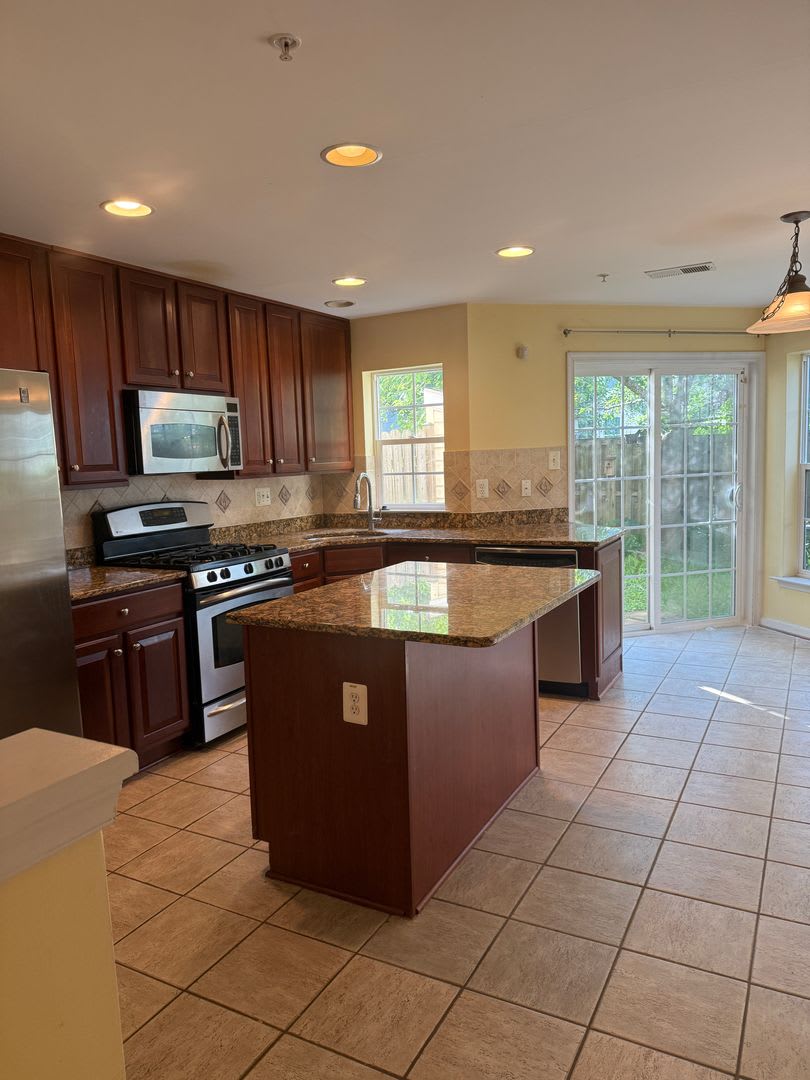 Updated Townhouse in Ballenger Creek – photo 2