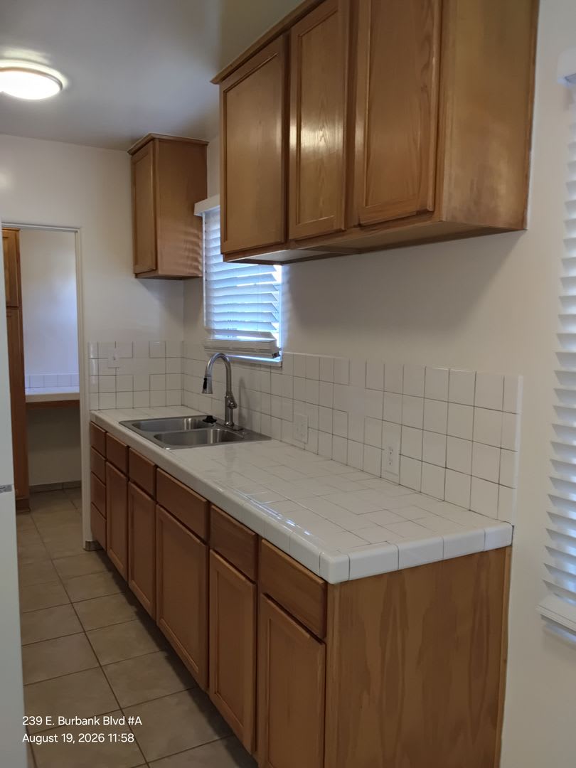 Bright & Spacious Unit in the Heart of Burbank – Utilities Included! – photo 3