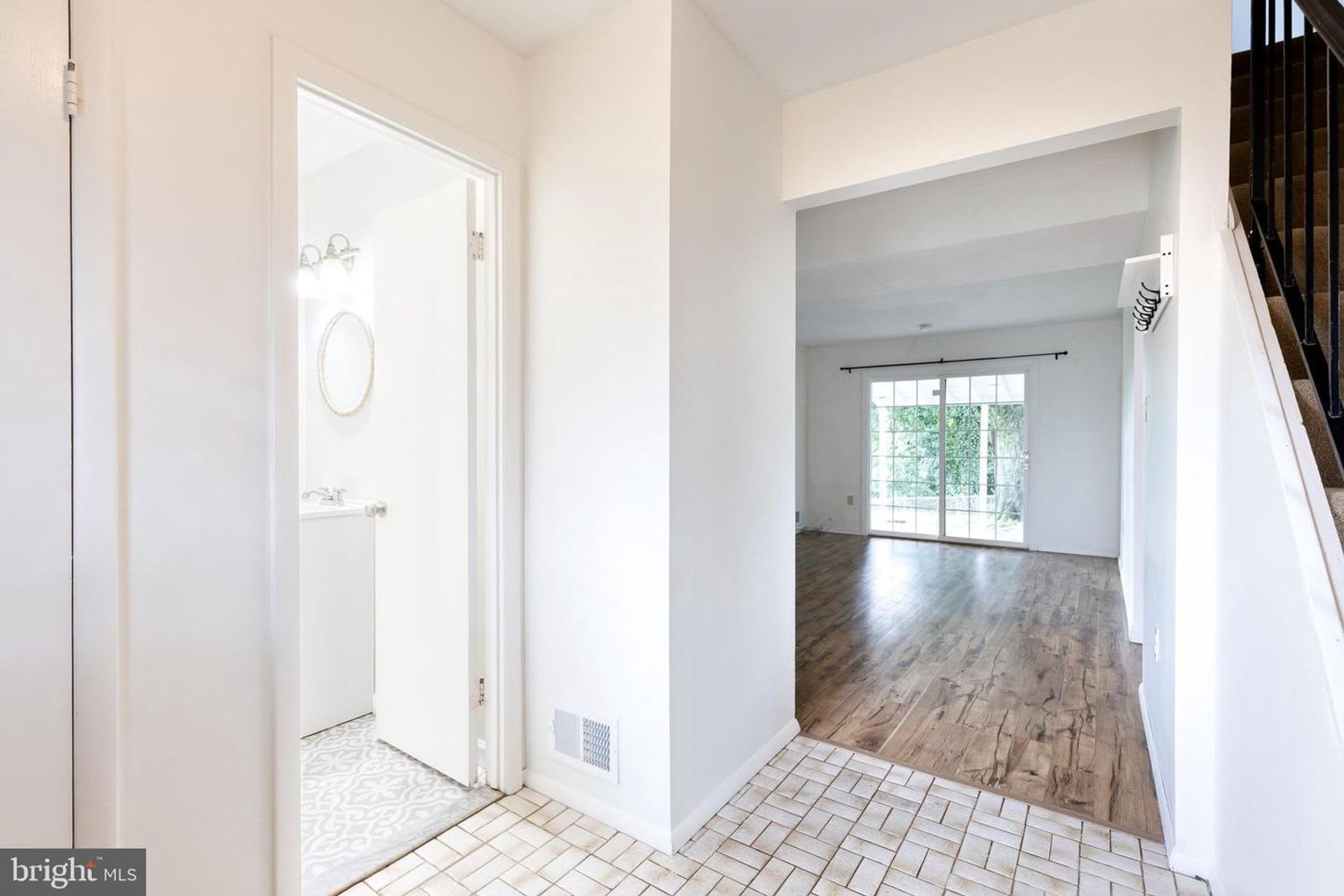 Welcome to this beautifully updated 5bd 2.5bth home! – photo 2