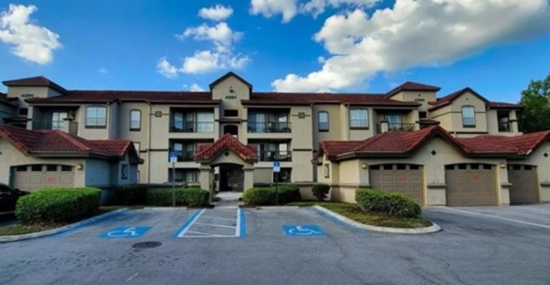 Charming Condo in desirable Calusa Trace! – photo 1
